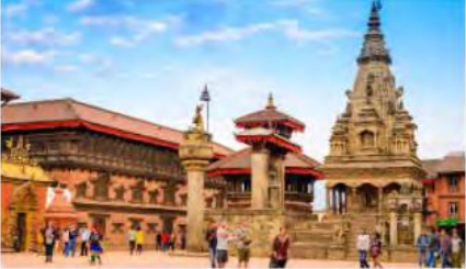 भक्तपुर दरबार क्षेत्र: बायाँतिर काठका झ्याल भएको पचपन्न झ्याले दरबार र दायाँतिर ढुङ्गाले बनेको शिखर शैलीको मन्दिर।