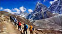 हिमाली प्राकृतिक सुन्दरता हेर्न आउने पदयात्रीहरू, जसले ट्रेकिङलाई पर्यटन उद्योगको ठूलो हिस्सा बनाएका छन्।