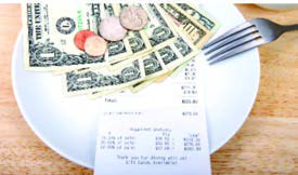 Notes and coins left on the plate with the bill: in American restaurants the tip is expected, not optional.