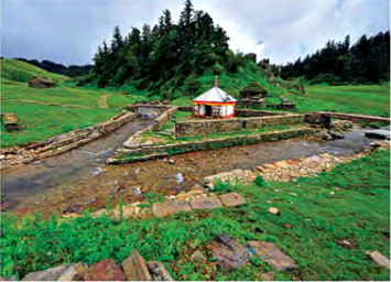 लेकको समथर भूभागमा रहेको धार्मिक स्थल। नेपालको भौगोलिक विविधताले यस्ता ठाउँ जन्माएको छ।