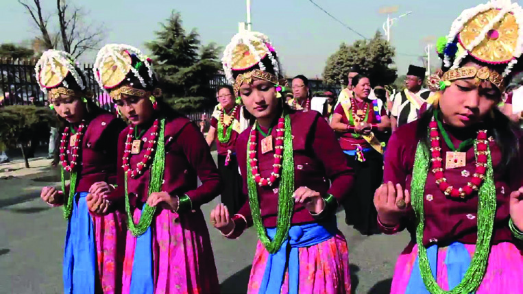 शिरमा चाँदीको सिरबन्दी र घाँटीभरि पोते लगाएर नाचिने गुरुङ समुदायको घाटु नाच।