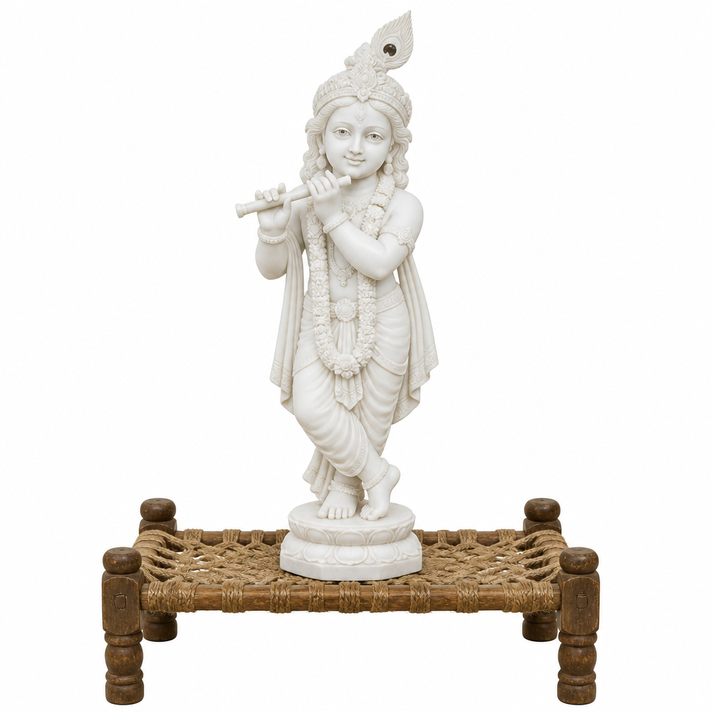 पुरानो खटियामाथि अड्याएर राखिएको सेतो मूर्ति। भाजुलालले एक मन, एक बुद्धि र एक चित्तले टुलुटुलु हेरिरहेको यही मूर्ति हो।