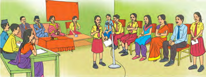 वादविवाद प्रतियोगिताको मञ्च: एकातिर निर्णायक मण्डल, पछाडि अतिथि, बिचमा माइकमा बोल्दै गरेकी विद्यार्थी र अर्कोतिर आफ्नो पालो पर्खिरहेका सहभागी।