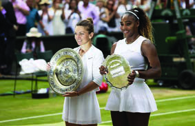 Simona Halep with the winner's salver and Serena Williams with the runner-up plate in 2019.