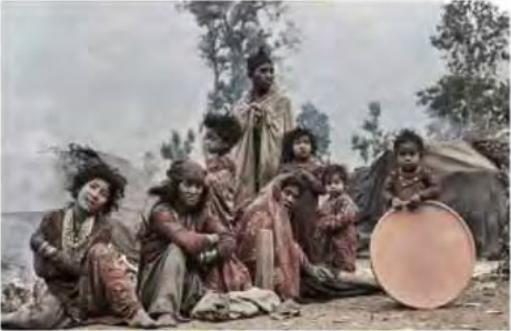 कर्णालीका पहाडी जङ्गलमा घुमन्ते जीवन बिताउने राउटे समुदायका सदस्यहरू