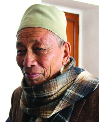 भादगाउँले टोपी र गलबन्दीमा सत्यमोहन जोशी। सादा पहिरनमा देखिने यही रूप उनको 'सादा जीवन उच्च विचार' को चिनारी हो।