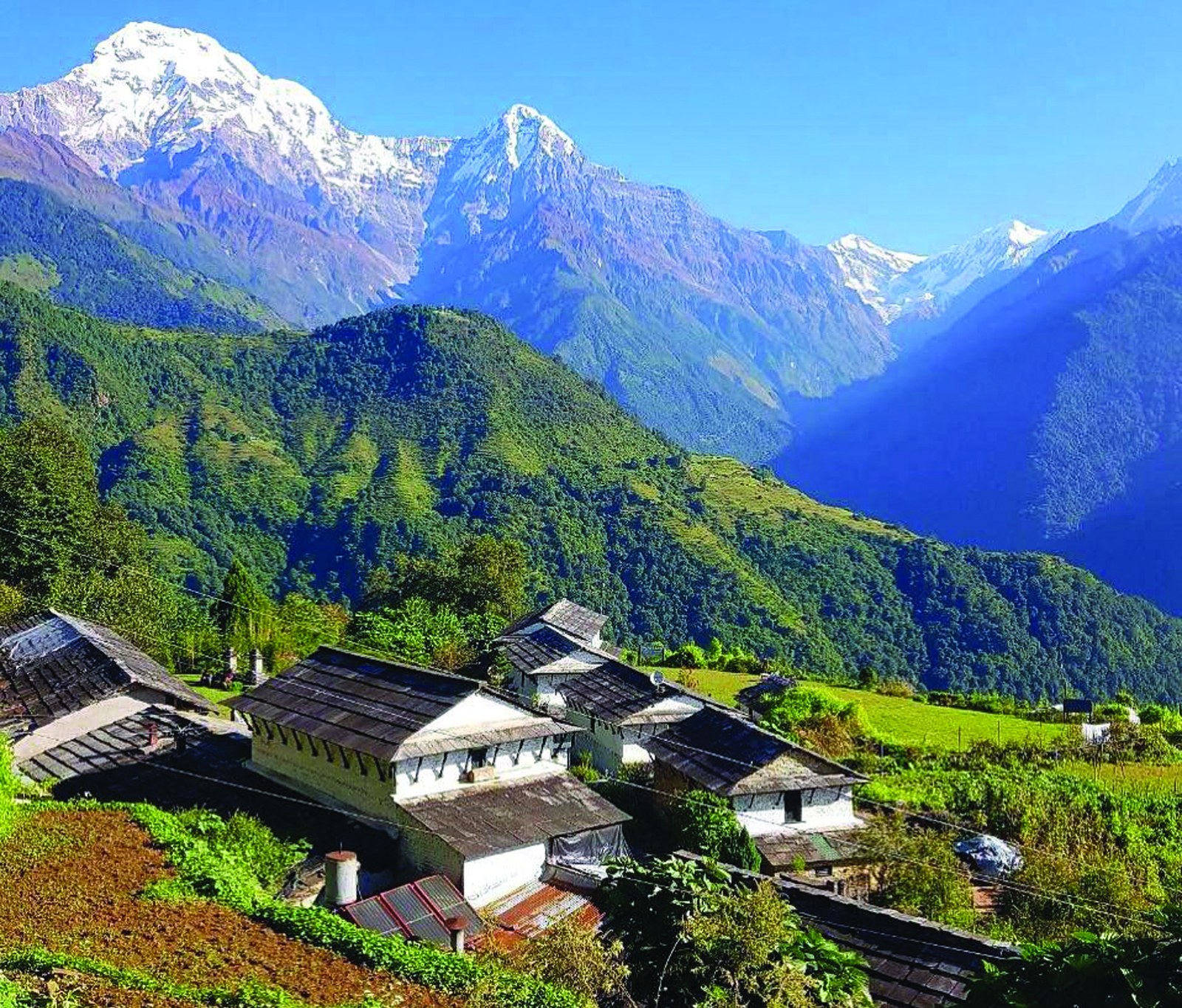 हिमालको फेदमा ढुङ्गे छाना भएका घर मिलेर बसेको पहाडी गाउँ। कथा सुरु हुने मालाखर्क यस्तै ठाउँ हो।