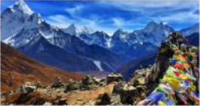 प्रार्थना ध्वजा फहराइएको हिमाली पदमार्ग। यस्ता बाटाबाट हिँड्दा पदयात्रीले नजिकैबाट हिमशृङ्खला देख्छन्।