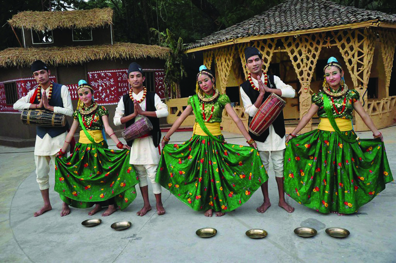 मादलको तालमा घाघरा फिँजाएर जोडी बनाई नाचिने मारुनी नाच।