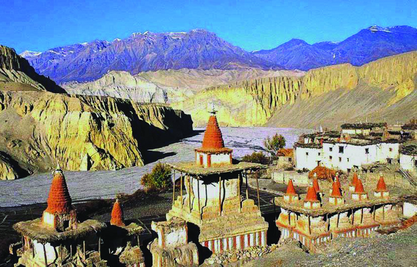 मुस्ताङका सुक्खा भिर, चैत्य र सेता घर।