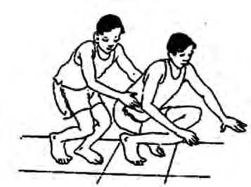 Simple kho: the tired active chaser touches a sitting chaser on the back, from behind, to pass on the chase.