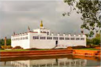 लुम्बिनीमा रहेको मायादेवी मन्दिर र यसको अगाडिको पोखरी। यही क्षेत्रमा गौतम बुद्धको जन्म भएको थियो।