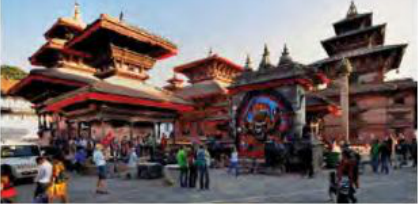 काठमाडौँ दरबार क्षेत्रका बहुतले मन्दिर र बीचमा कालभैरवको मूर्ति।