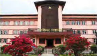 नेपालको सर्वोच्च अदालतको भवन। भवनको बोर्डमा 'सर्वोच्च अदालत' लेखिएको छ।