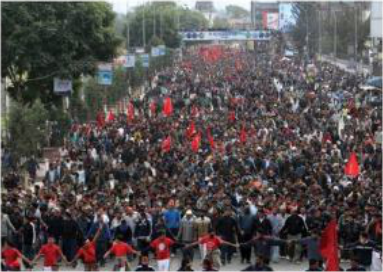 जनआन्दोलन २०६२/०६३ मा सडकमा उत्रिएका हजारौँ जनता। यति ठुलो जनसहभागिताले राजालाई सत्ता जनतालाई फर्काउन बाध्य बनायो।