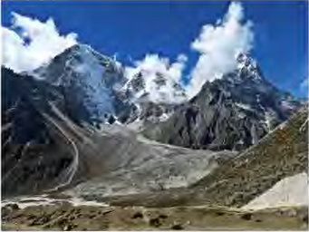 हिउँ घटेपछि हिमालका फेदी र काखमा चट्टान तथा बालुवा नाङ्गै देखिन थालेको अवस्था।