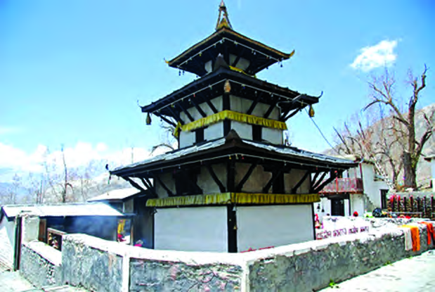 प्यागोडा शैलीमा बनेको मुक्तिनाथ मन्दिर, समुद्र सतहबाट करिब ३७१० मिटर उचाइको खुला र ढुङ्गेनी क्षेत्रमा ।